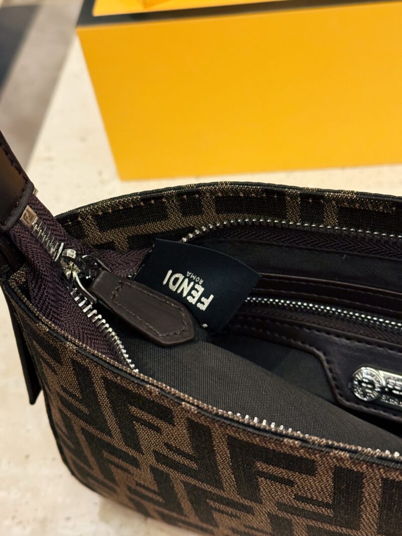 46a3000564.jpg 190 box
size:25*14cm
Fendi Underarm Bag/Mahjong Bag
Really perfect!
Love, love, love!
Handheld, Underarm, Crossarm