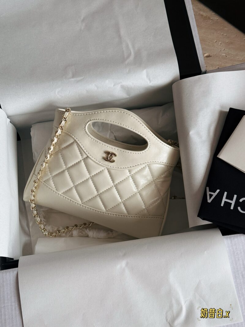 46a85c5c8e.jpg 200 box upgrade version
size:22*14.5cm
Xiaoxiangjia's 23a is worth buying
Cute and Loving Horizontal Version 31
Chanel has been replicated again
The new 31 bag model has released a mini size
Who can withstand this!
Xiaoxiang's true love fans must j...