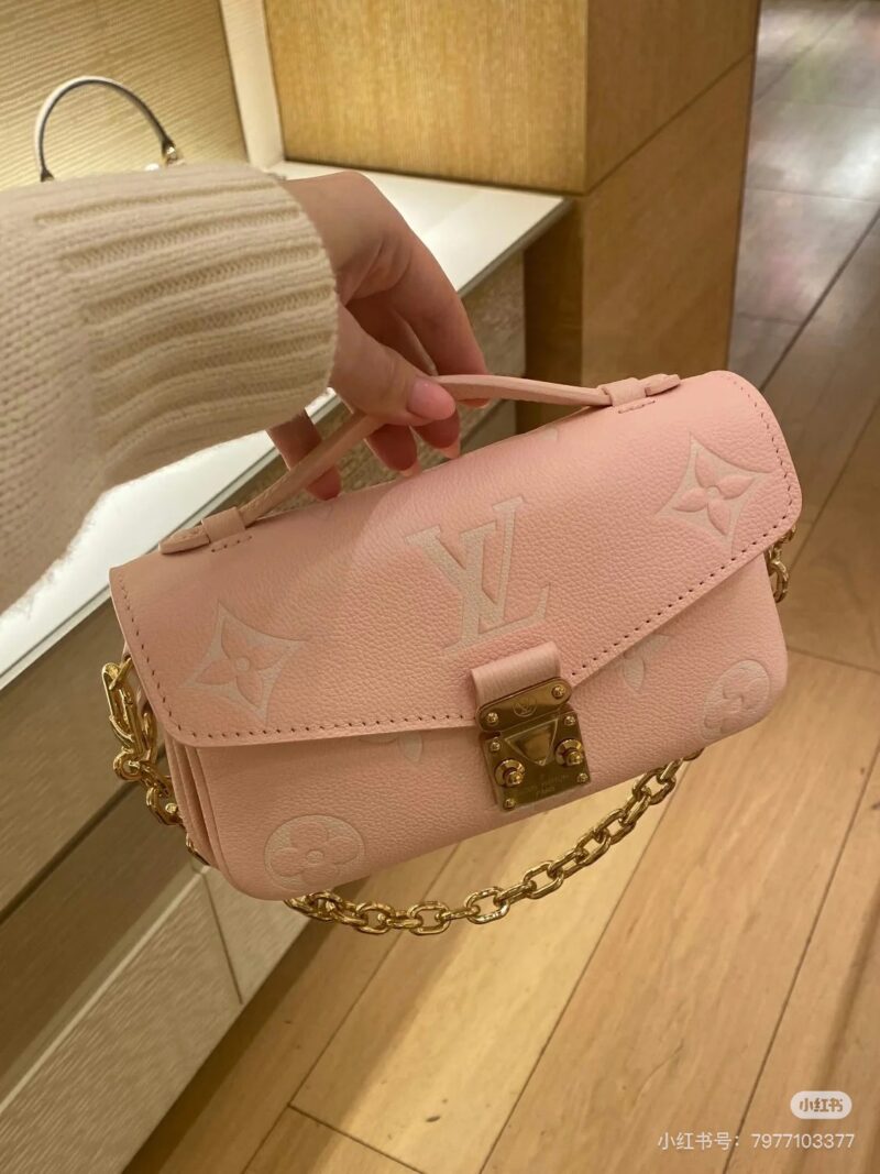 46d9e66678.jpg LV knows how to control women's hearts so well that pink is a must-have
