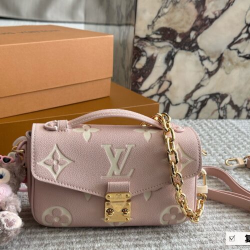 300 boxes
size：21*13cm
L's new small postman Metis
Freshly baked colors in spring and summer
The perfect sized LV mailman bag is here
The usage rate is super high!
Cute and lovely finally!! It's out!
