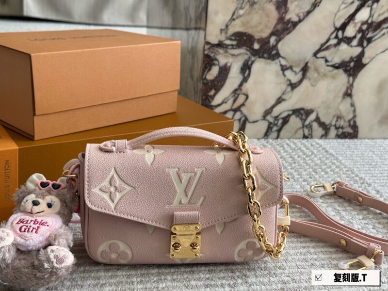 46ebf326ae.jpg 300 boxes
size:21*13cm
L's new small postman Metis
Freshly baked colors in spring and summer
The perfect sized LV mailman bag is here
The usage rate is super high!
Cute and lovely finally!! It's out!