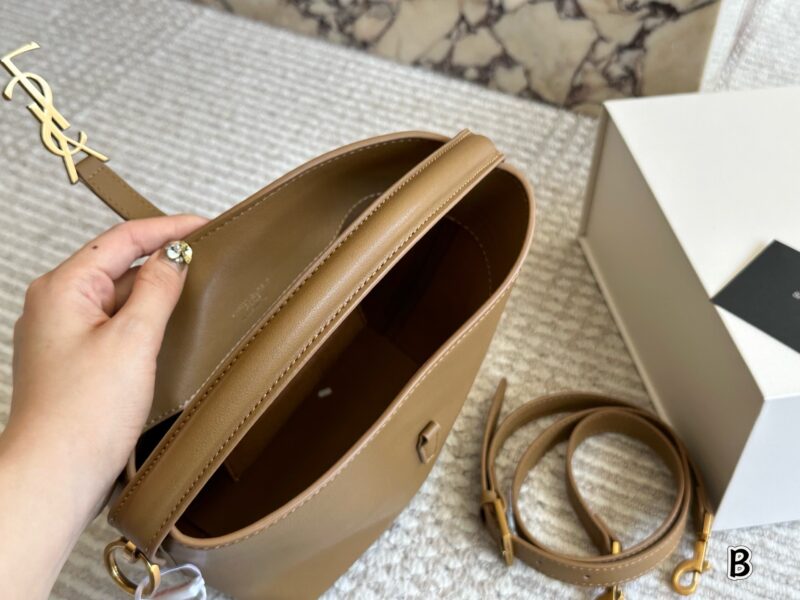 46efd6bebc.jpg 240 (with box)
Size: 16 * 20cm (small size)
YSL Saint Laurent | Le37
Don't make the bucket bag too cute and spicy!!!!
It can be carried by hand or shoulder strap, and can be carried on one shoulder~There are various ways to carry it~
The leather is d...