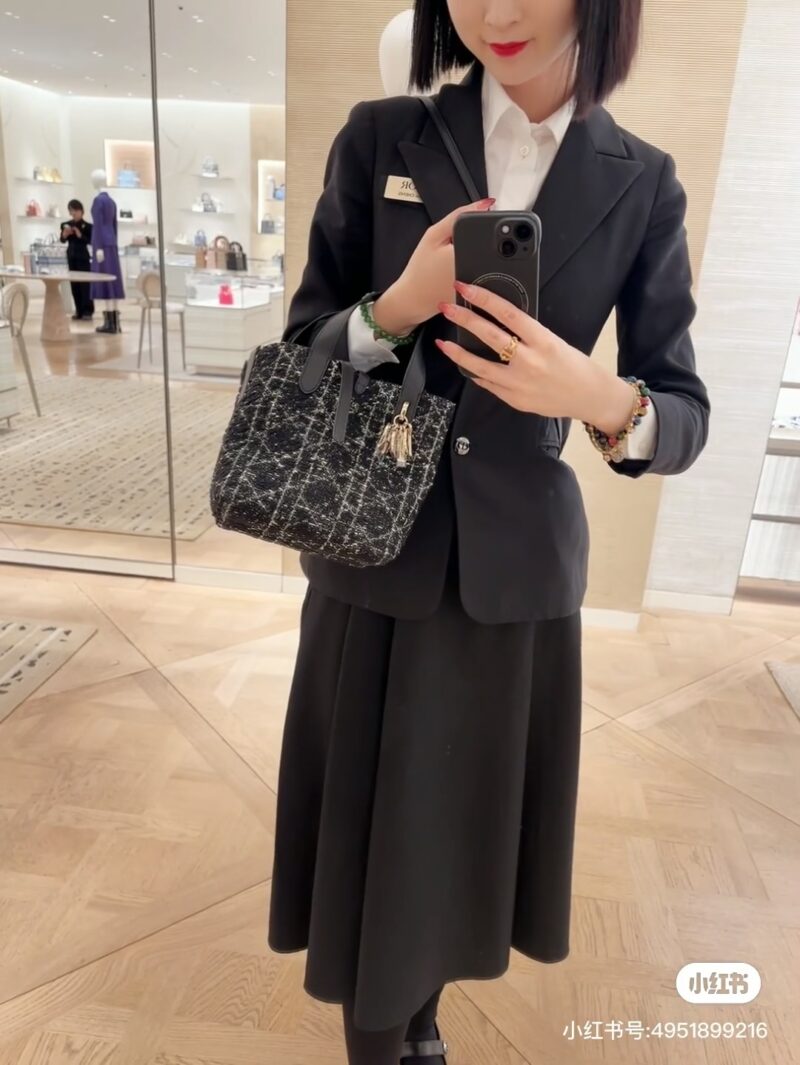 Dior Fragrant Hairy Indigenous Bag Small
Full of high-end feeling