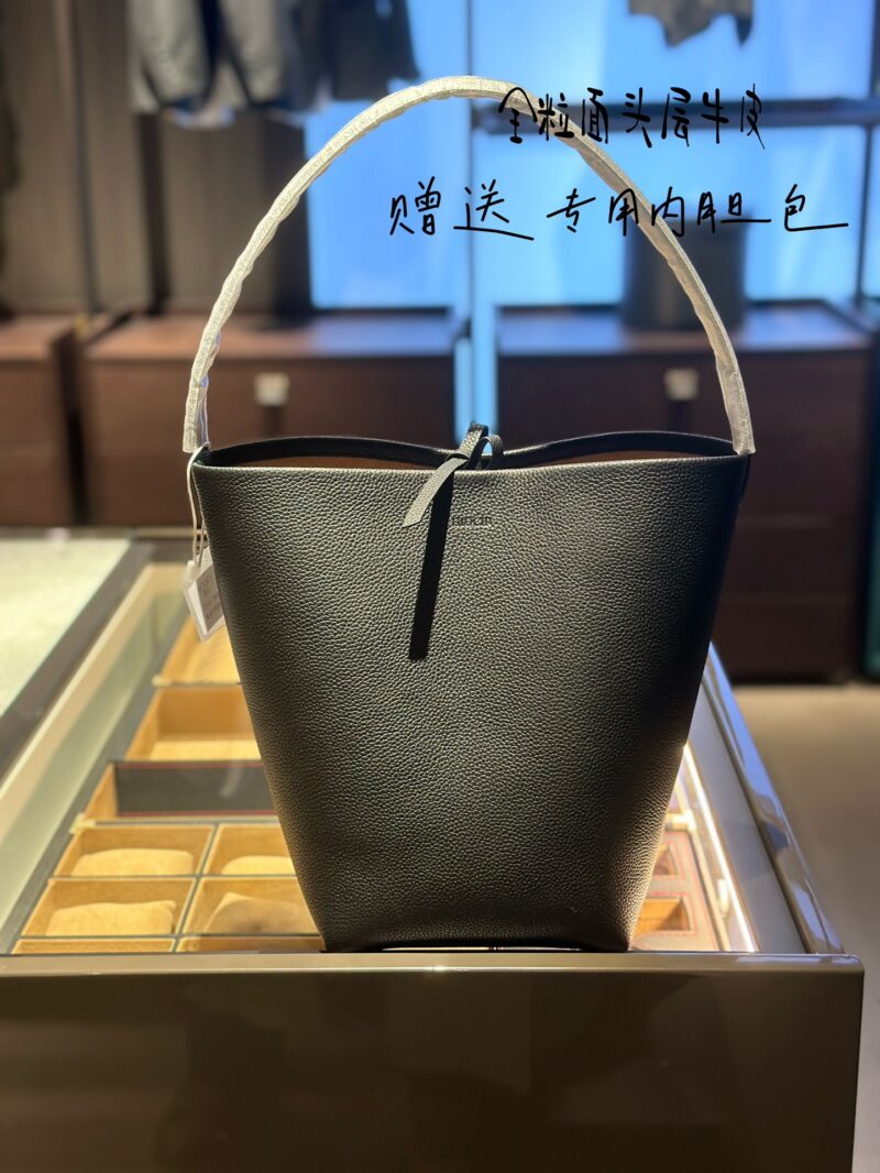 46fc24ab56.jpg Bucket Bag ? Gift inner bag G7155 # p375
Liu Yifei, Ni Ni, Dong Jie, Naza, Yang Mi
Waiting for many female celebrities to wear the same bucket bag as the old forward bucket bag, medium size full grain top layer cowhide
The favorite of minimalism, w...