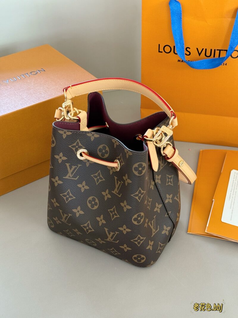 4704e3ffd5.jpg 225 boxes
size:21*21cm
L Home BB Neonoe Small Bucket
The upper body doesn't look too good
Cross shoulder, single shoulder, hand-held!
All steel hardware Noe bucket
The new size is really nice
Search for Lv bucket bag