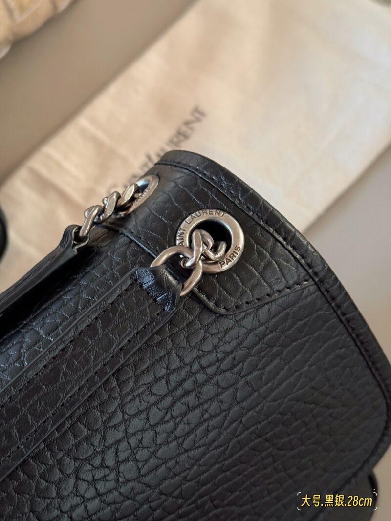 470546757f.jpg 230 240 without box
Size: 22 * 18cm (small)
28 * 22cm (large)
The long-awaited
The magic stick Nikki has finally reached a new size
High order version Nikki
YSL Nikki leather material has a soft and sticky texture ??
Highly recommend Niki from ou...