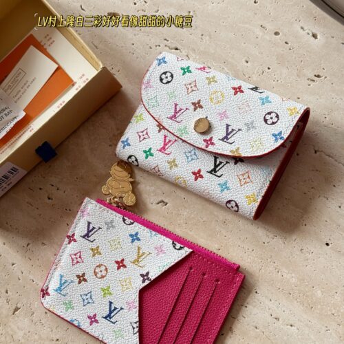 145 boxes
size：11*9cm
Cute things can heal everything
L's white tri colored coin purse
It's really outstanding
The oil and wax edges on both sides are very textured!
White tri color with a red lining! It's really amazing!