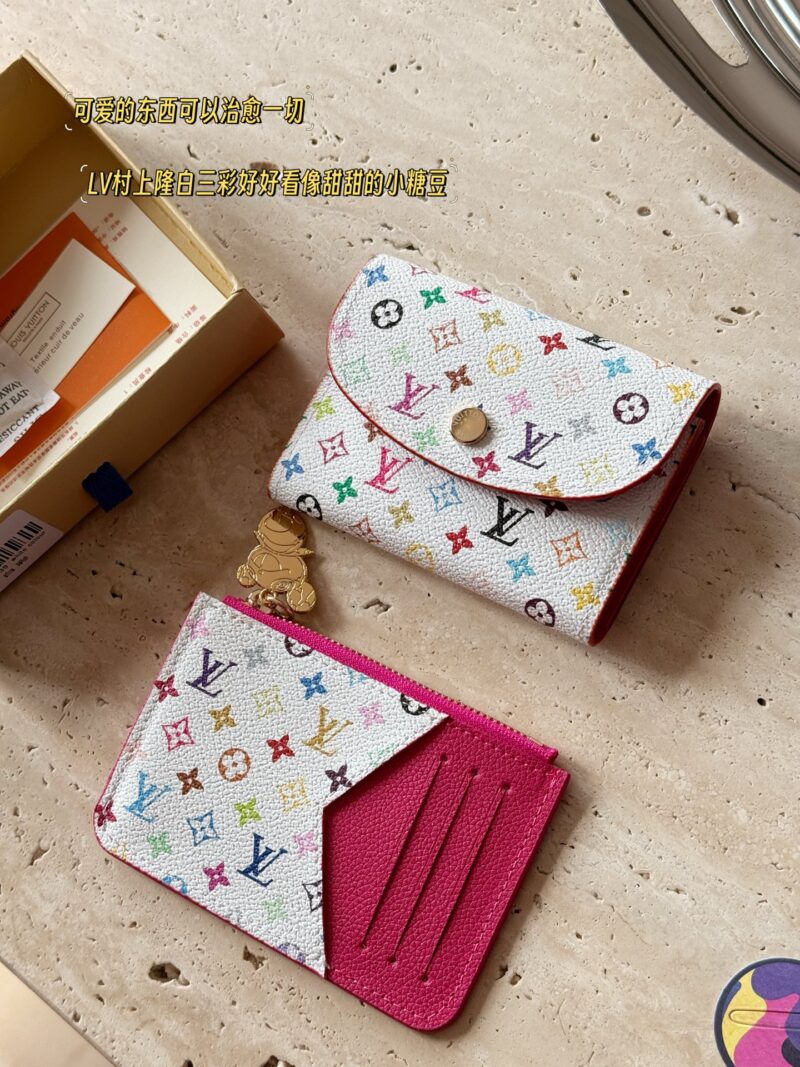 145 boxes
size：11*9cm
Cute things can heal everything
L's white tri colored coin purse
It's really outstanding
The oil and wax edges on both sides are very textured!
White tri color with a red lining! It's really amazing!