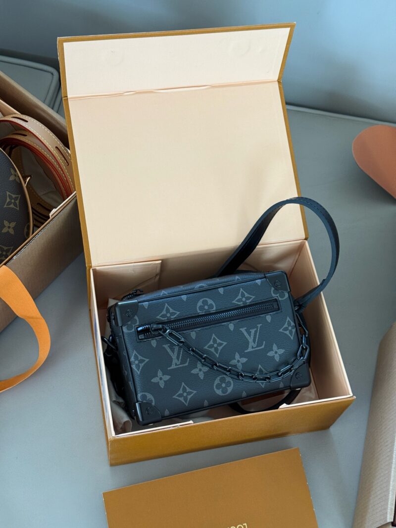 472e97e2a6.jpg 220 boxes
size:18*13cm
Hot selling collection real-life photos ????
L Home Retro Trunk Soft Box
Black Warrior paired with calf leather