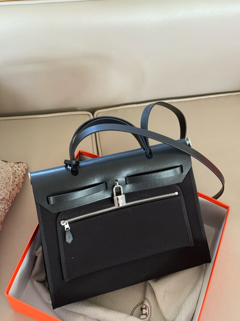 4759d13d48.jpg 255 boxes
size:31*26cm
Hermes handbag
Canvas shopping bag ?
A bag that is easy to pack in physical form
Recently, I have been carrying my back while traveling
There is texture! Super advanced!
Its capacity is very friendly