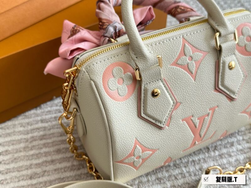 4766ca2d8d.jpg 250 new model (with box)
size:20*14cm
L Home SS23 Speedy 20
Experience the joy of cherry blossom powder together~
Carrying a small bag, I really love it, love it~
?? Cherry Blossom
Search: Lv nano