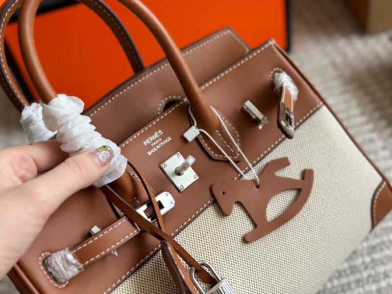 310 complete sets of packaging
size：25cm
The season for carrying platinum bags has arrived
Bk25 Original Quality ??
Hermes | Birkin 25 canvas patchwork is really amazing, it can be salty or sweet
Extremely difficult to buy beautiful canvas birk...