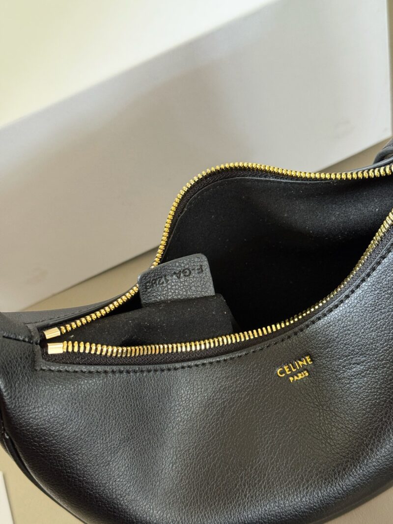 477ec2156c.jpg 200 boxes
A gift that both mom and I would love
Size: Upper width 24 * 15cm
CELINE's latest handbag, Teen LULU
Handheld, shoulder back, and crossbody can be switched freely,
Single shoulder back with casual elegance!