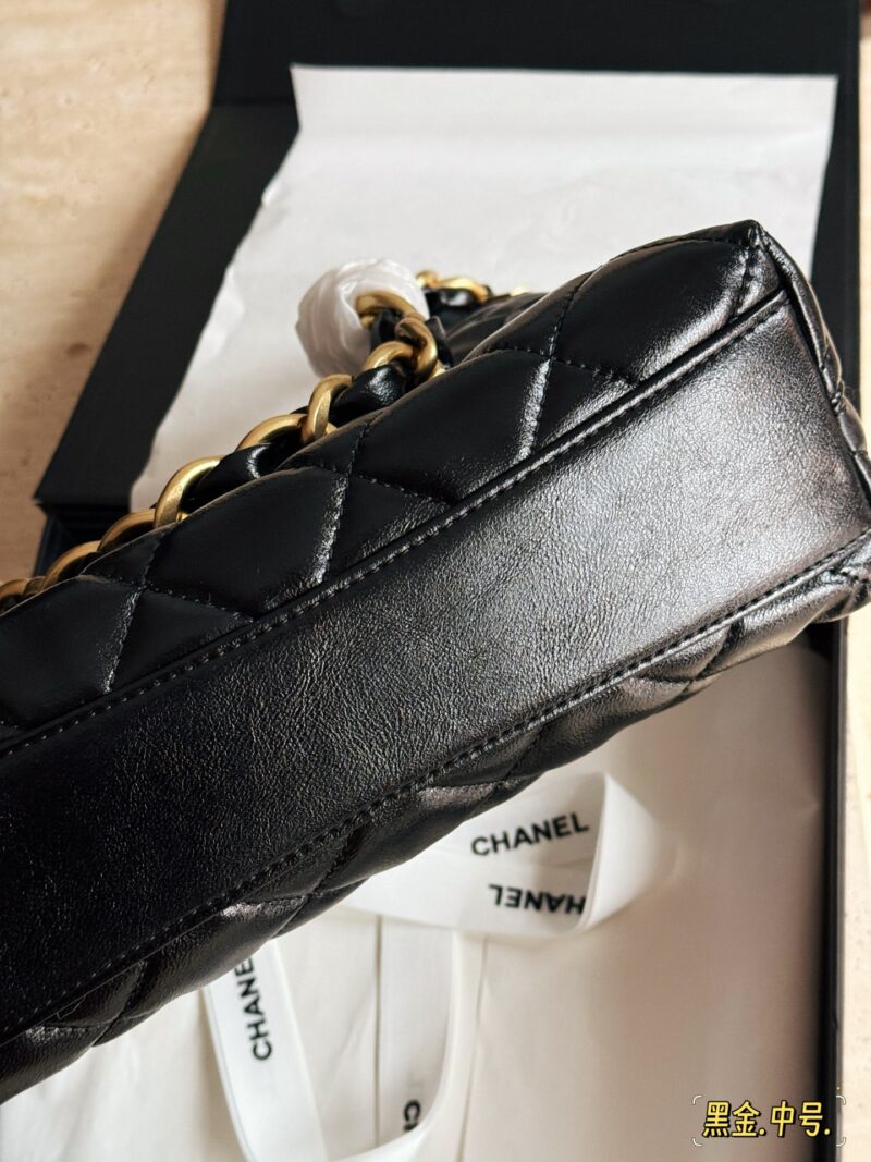 4781449ddf.jpg 235, 240, 245 with box oil wax skin
Size: 22 * 16cm (small)
26.5 * 17cm (medium)
30 * 23cm (large)
24Ahobo Xiaoxiang's home
Xiangxiang loves new styles recently
Hobo armpit bag exudes a strong atmosphere, who knows!! good-looking!