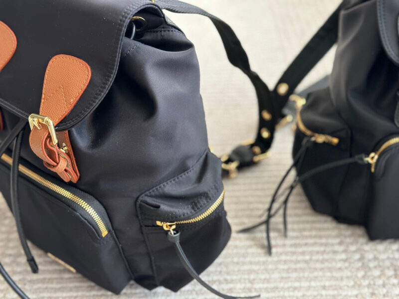 47889be4b0.jpg 230 without box
size:28*32cm
Bur backpack
Waterproof nylon material paired with cowhide!
Ultra light and convenient!
The hardware is very shiny ?
My favorite is the metal chain on the lower half of the strap
Soft and comfortable behind!