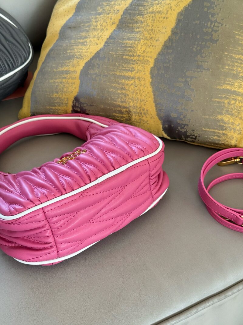 220 boxes
size：22*11cm
MiuMiu girl who can be cool and cute
Miumiu wander bag
Easy to match, can handle any style
The material is very soft
The capacity is also very good
Retro and playful hobo bag shape
It's a bag that I've been taking out almost ...