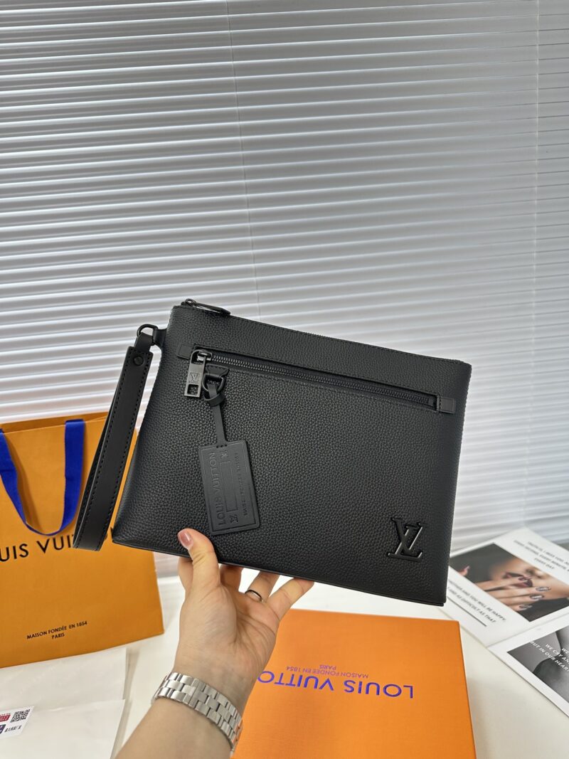 Exclusive real shot of top overseas original order M 69837 all black cowhide with gift box! The all-new LV Aerogram handbag exudes a trendy style with its understated design. The soft and delicate cowhide leather resembles old-fashioned aviation lett...
