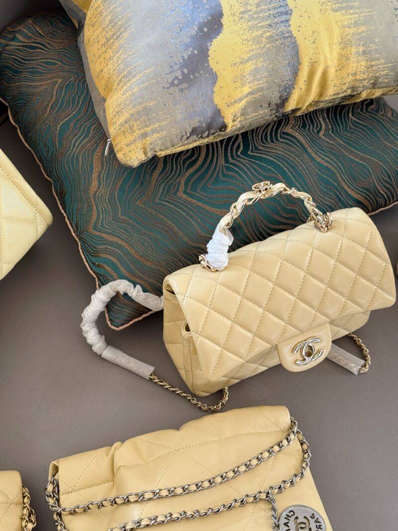 47a0e09b09.jpg 225 boxes
Grandma Xiang's color is absolutely stunning/stunning
size :20*12cm
Xiaoxiangjia Chanel 23k Leather Chain Handle CF Upgrades Classic~
Can be carried by hand! The bag is very practical!
Sheepskin with light gold buckle, elegant and princes...