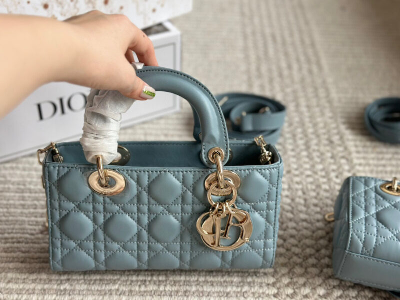 47b1e29a86.jpg 、
Dior lady's new long style haze blue full set packaging
Dior's all-new D-joy is making a strong comeback, with the rhythm of a big hit. The bag comes with two shoulder straps and multiple back styles, making the upper body both beautiful and styl...