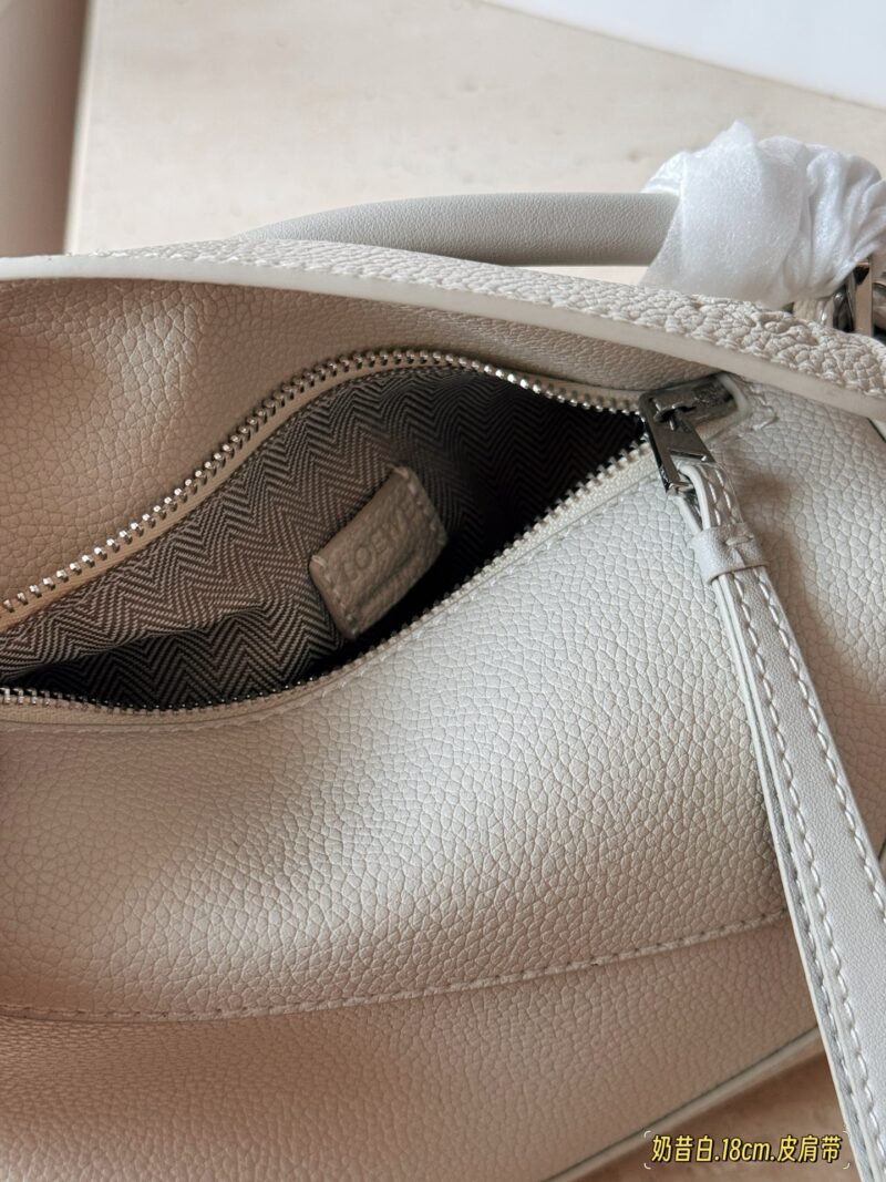 47b551bf46.jpg 235260 box
Size: 18 * 10cm (mini)
24 * 15cm (large size)
Loewe Geometry Package Puzzle
Truly cannot be missed,
?? Cowhide quality!
Completely hold on!
Silver button milkshake white small puzzle
The high-end lychee skin is about to overflow