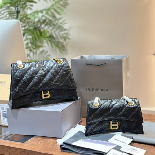 Balenciaga hourglass bag p350p400
From the perspective of value preservation, I chose a hard hourglass bag and tried it on. I feel that soft cowhide is more suitable for me. 1. The bag can hold change inside, and there are many compartments that are ...