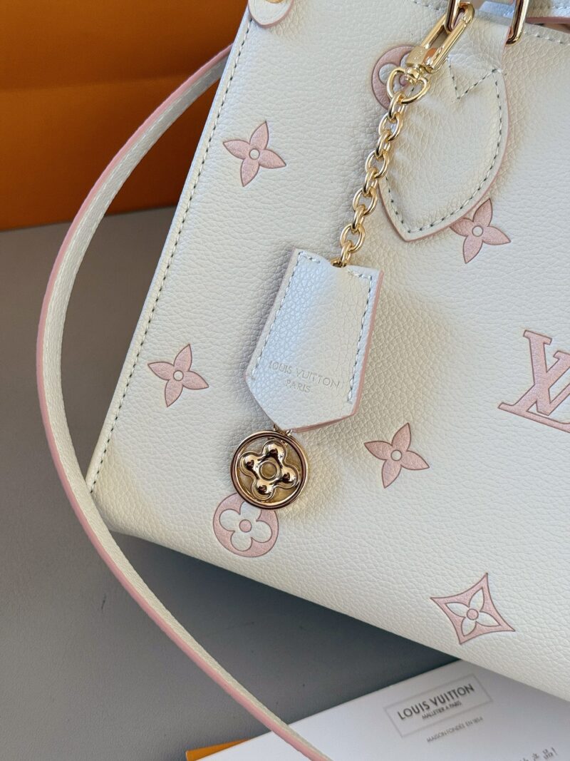 47c578c83b.jpg 240 with box 520
Size: 25 * 20cm (small)
Excellent quality, understand the goods ??
It's really too advanced!
New Light Milk Strawberry On the Go Tote Bag
Tote bags look really good~
Comes with a pendant that is perfect for little sweet girls to...