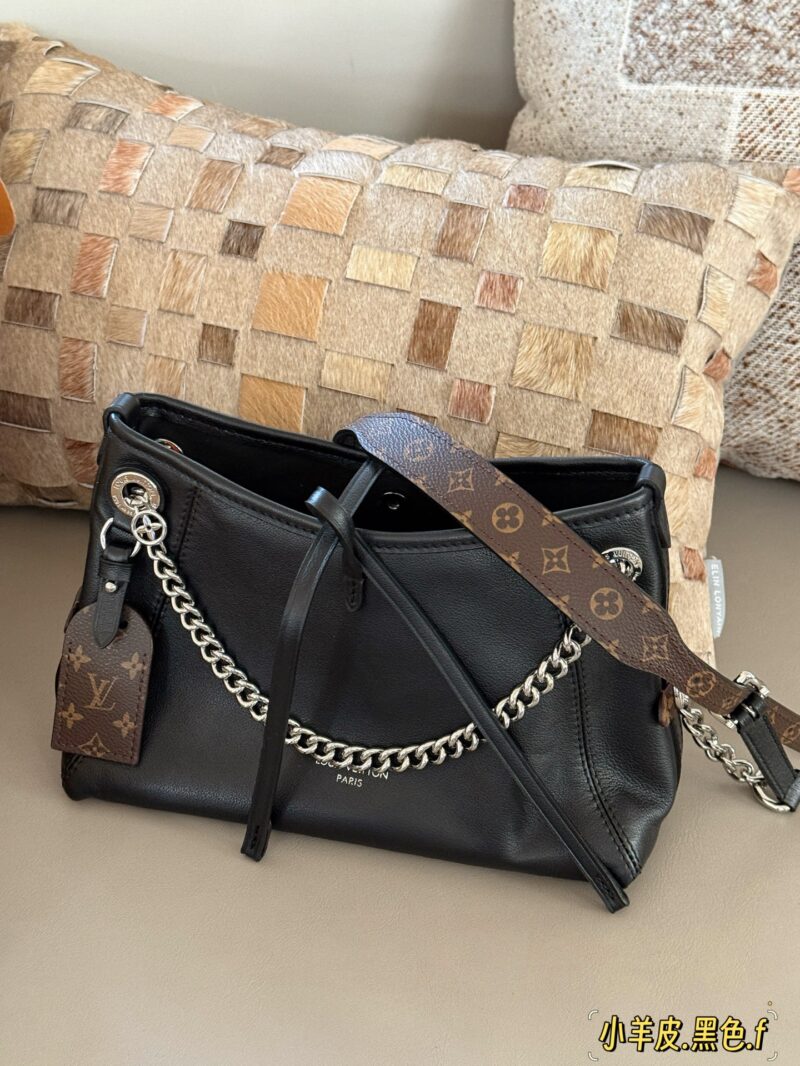 47c92ec9b6.jpg 340 box full leather
size:26*17cm
L's Carryall bb Black Warrior has finally arrived
Package body with sliding metal chain
More exquisite!
Relaxing feeling, the whole thing is so cool that I have no friends
