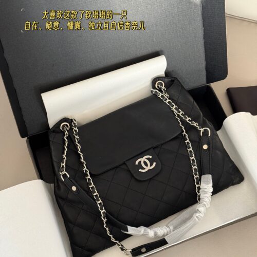 199 boxes
size：27*25cm
The Chanel vintage black and silver wandering bag that I have been longing for has finally been obtained
Xiaoxiang Middle aged Yuanbao Bag
I love this one so much. It's a soft and fluffy one
It is free, casual, lazy, independ...