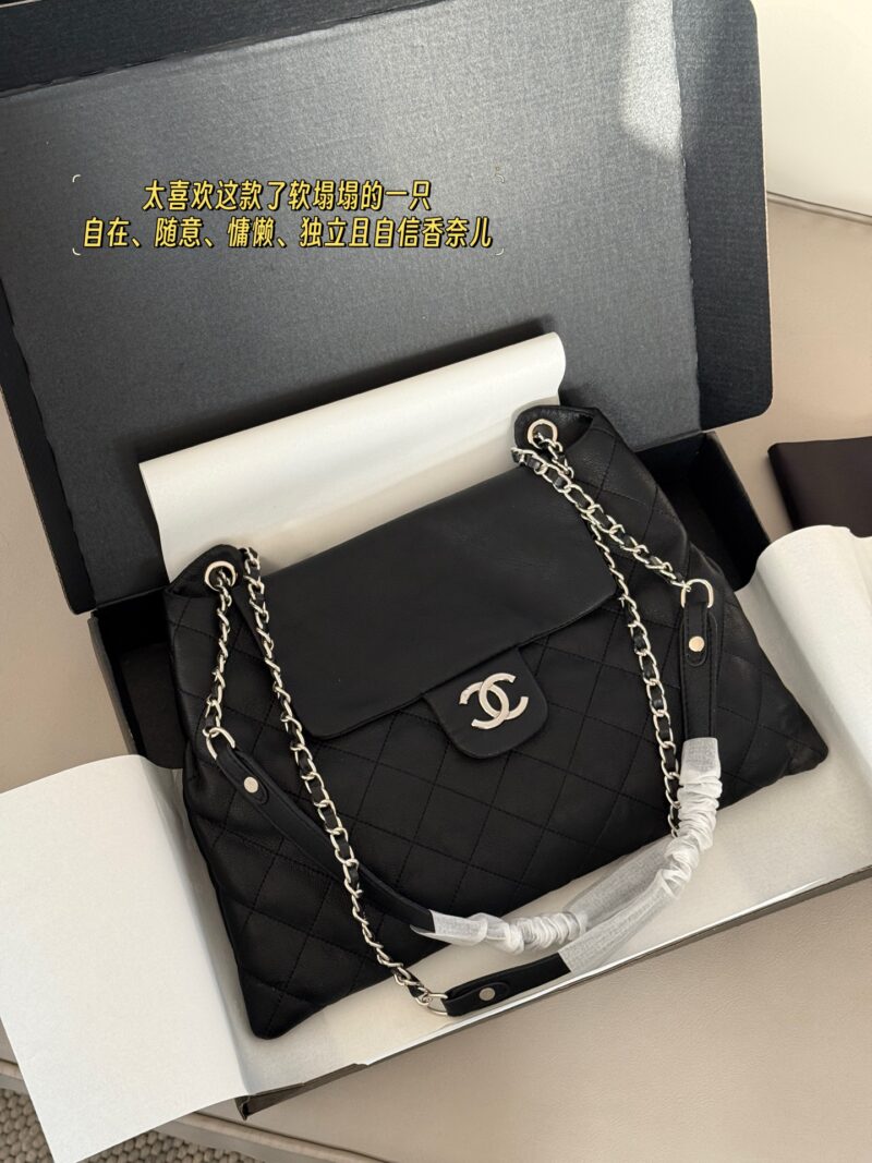47d168297a.jpg 199 boxes
size:27*25cm
The Chanel vintage black and silver wandering bag that I have been longing for has finally been obtained
Xiaoxiang Middle aged Yuanbao Bag
I love this one so much. It's a soft and fluffy one
It is free, casual, lazy, independ...