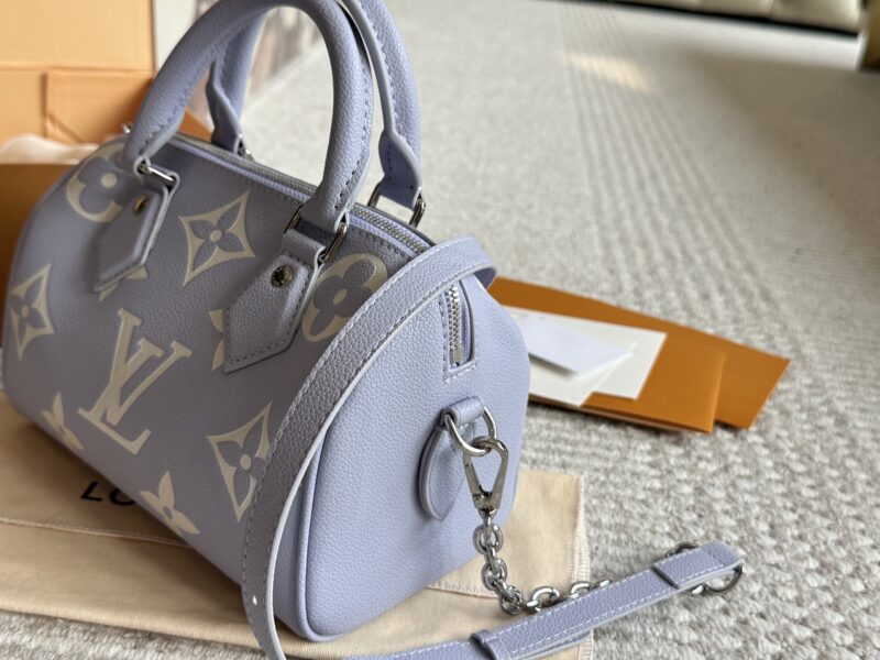 255 new model (with box)
size：20*14cm
L Home SS23 Speedy 20
Experience the joy of purple together~
Carrying a small bag, I really love it, love it~
?? Purple;
Search: Lv nano