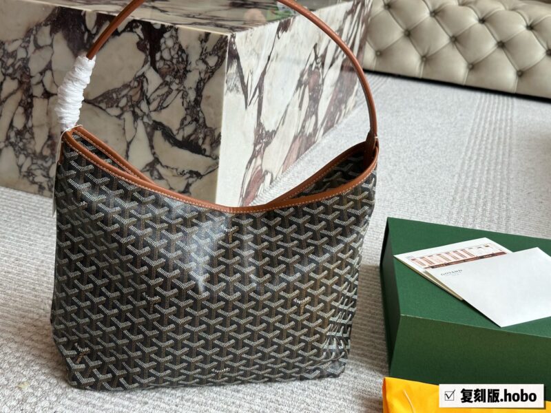 47ff4f240e.jpg 215 replica folding box
size:45*28cm
Goya's New Hobo Underarm Bag
Leather/leather/workmanship have all been upgraded!
From beginning to end, everything was booked by customers!
Hobo is perfect for commuting!
Search for Goya shopping bags ?