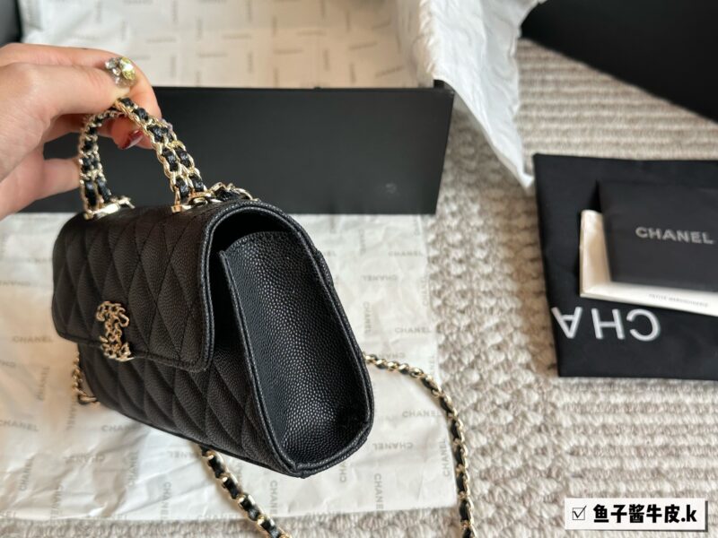 48042fc5d5.jpg Caviar Cowhide 260 Pack
size:19*10cm
Xiaoxiangjia 23Kelly Mobile Bag
This bag type is a whole love to live in
Little Kelly Grandma/Exquisite and Cute/
You can put your phone on
Can be carried by hand or slung diagonally
The caviar cowhide is too pe...
