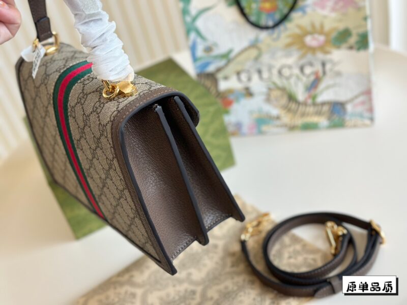 Complete packaging
Gucci's new Ophidia handbag collection NEW
The Gucci Ophidia collection continues to grow and expand, bringing stunning new products every season. This handbag is one of the Epilogo: series and comes with a detachable shoulder stra...