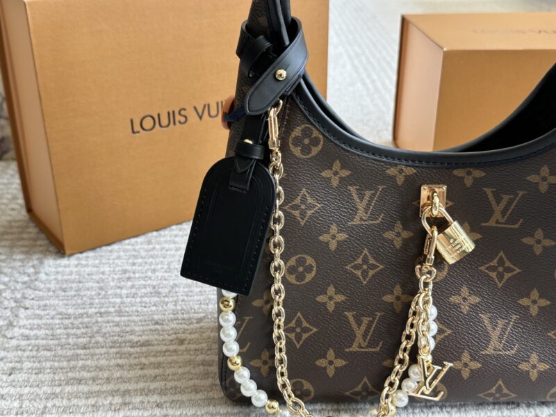 260 gift chains in boxes
LV | April Women's New The Drop Underarm Bag
This new bag feels like time has gone back when worn
It has a strong retro feel, after all, it is a replica of the 2018 model, super durable, and the more you look at it, the bette...
