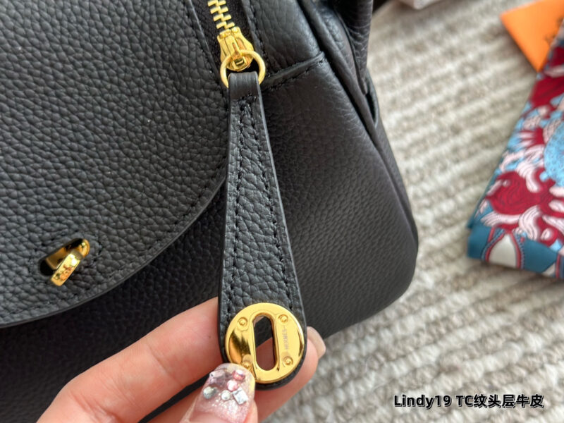481e8770a8.jpg 300 sets of complete packaging
size:19*13cm
?? top layer leather!
H Home Mini Lindy
? Crossarm ? Hand carried!
A perfectly cute little one!