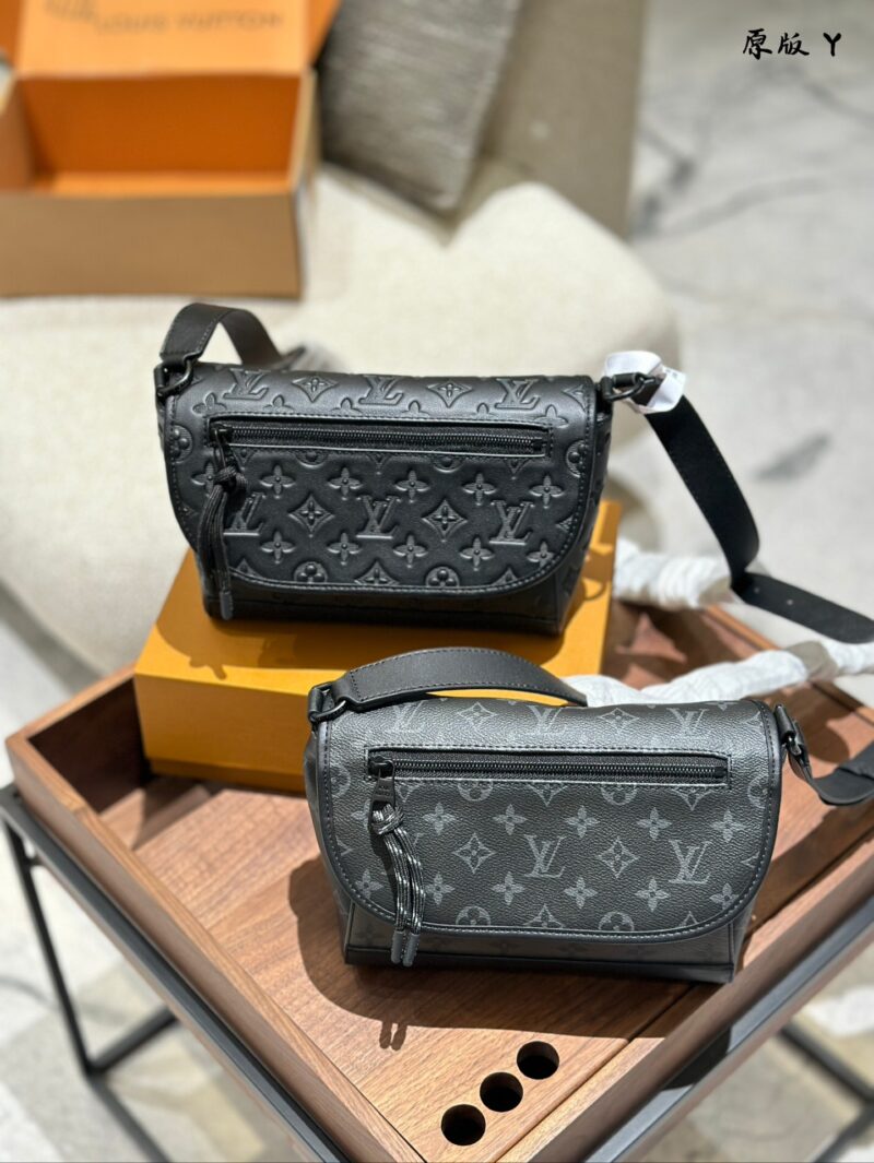 4845a95e8e.jpg Black flower p260 embossed p280
LV Pulse Small | New Fresh Look! All the trendy men are squatting~Dangdang~Today I will introduce you to a product that has not yet been released The newly launched men's bag LV reports to you from the forefront
LVpuls...