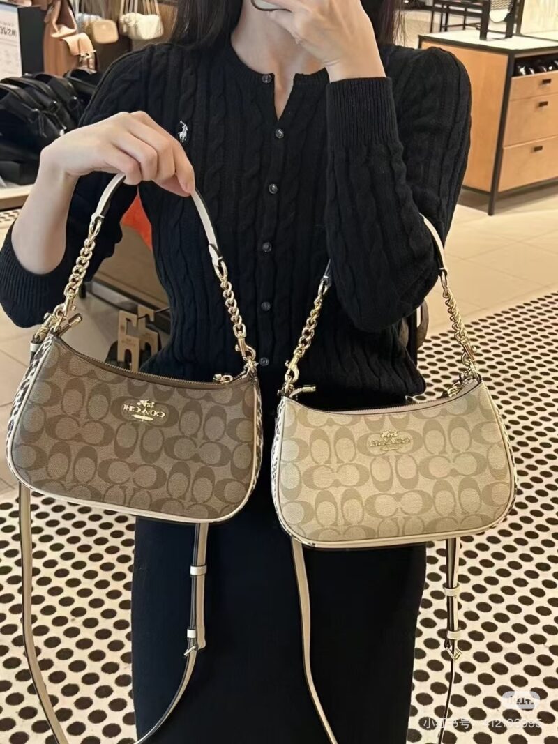 COACHTERI Underarm Shoulder/Crossbody Bag with Convex Features
Teri Shoulder Bag, new vintage crossbody bag with snake patterns on both sides, V Size size approximately 24x15x7.5cm
Both long and short shoulder straps are detachable.
Finally, please a...