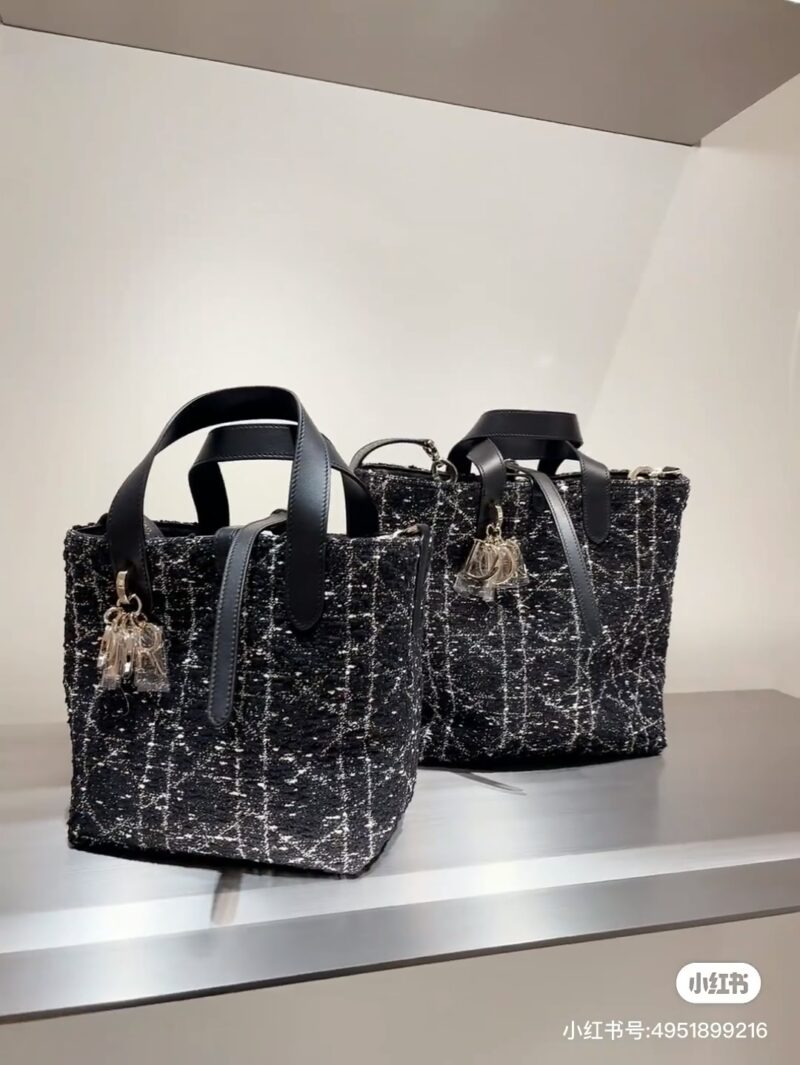 Dior Fragrant Hairy Indigenous Bag Small
Full of high-end feeling
