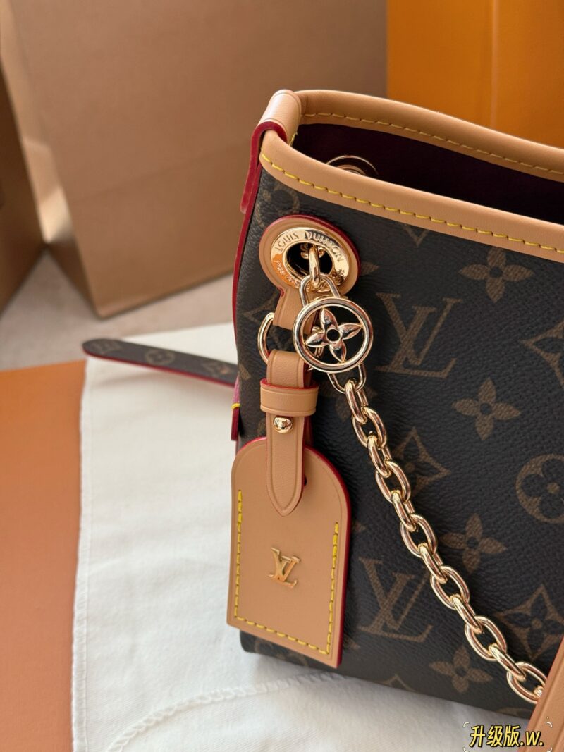 485d5dd598.jpg 235 box upgrade version w
size:26*17cm
L's Carryall BB has finally arrived
Package body with sliding metal chain
More exquisite!
Small girls are blessed with easy matching of various clothing styles!
