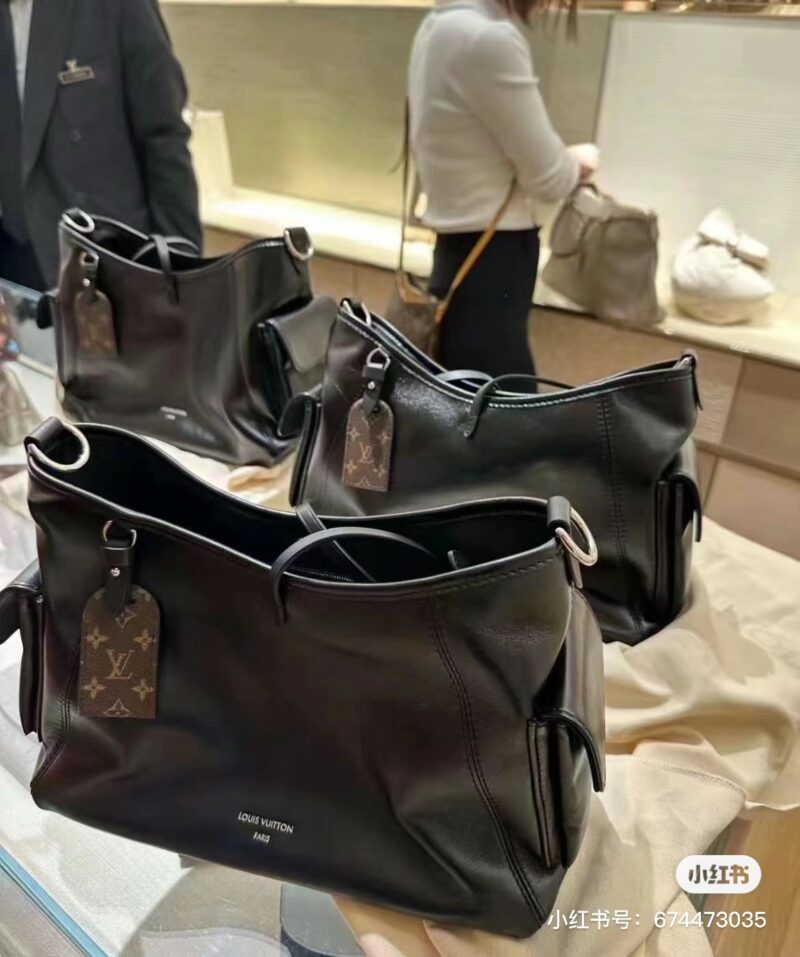 4865e52510.jpg Fashionable collection! Where is the Iv girl! Compared to the old flower Carryall
The all black series adds more casualness and freedom, exuding a sense of fashion whether worn on one shoulder or crossbody | V girl ecstatic