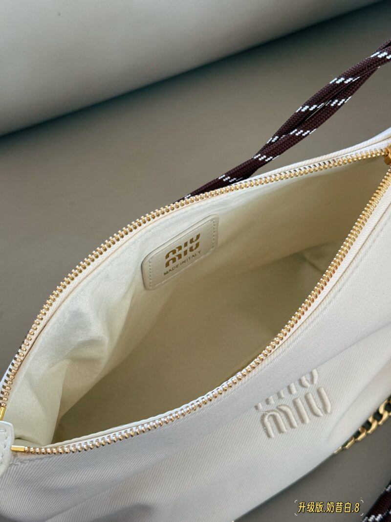 486720cf57.jpg 220 box upgrade version
Size: Bottom width 18 * 15cm
Miumiu canvas style small lunch box~
Bring your own surfing rope!!
MiuMiu's latest lunch box bag!!
The king of cost-effectiveness
The new early spring model has been launched with a loud bang!!
Her...