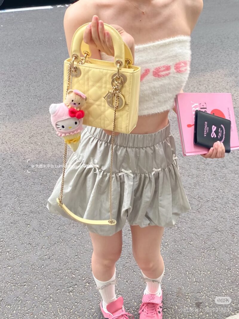 Dior Mini Chicken Yellow, Cute R, this color is truly unbeatable
The more you look at the lacquered lemon yellow, the more you like it
Carry spring on your back
Be a dopamine girl