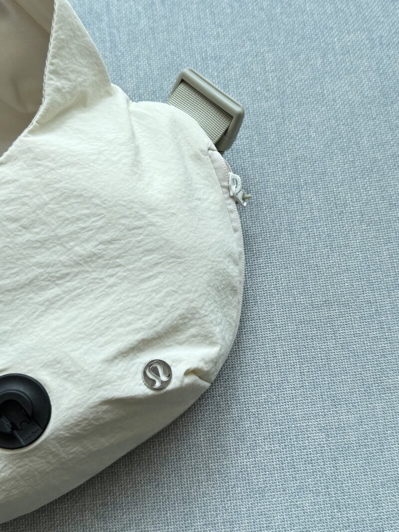 488bf7ecb1.jpg 180 airplane box
size:30×19
Lululemon Curved 3L Nylon Handheld Shoulder Bag
Crossbody has both appearance and functionality. With it on your back, in an instant, it's a must-have bag for going out
Transforming into a fashion icon with high-end nyl...