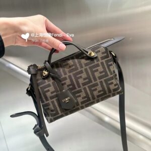 Fendi is versatile in any style of clothing, casual or professional, even down jackets, exuding a low-key and luxurious temperament.