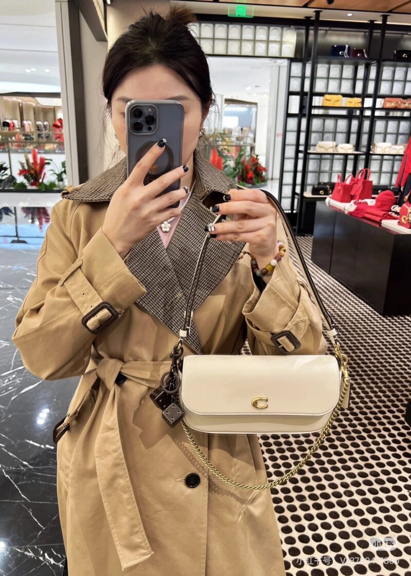 Coach's New Year's bestseller is here~
Many sisters like the brook flap chain
I am willing to become the god of cost-effectiveness for Coach for 25 years!!!
Compact and exquisite Working, commuting, leisure, and going out of the street are no problem...