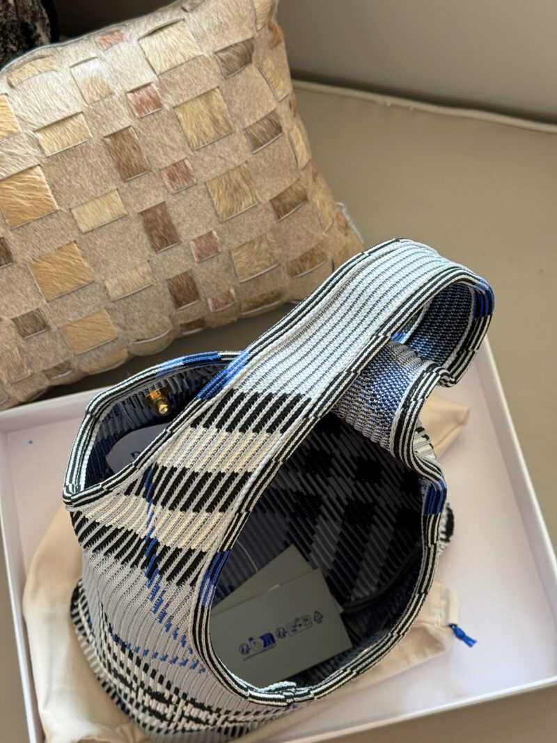 48abeb1bc4.jpg 260 without box
size:27*22cm
Share it quietly
Bur | hobo plaid armpit bag
The new product is so cute
Versatile, I really love it
Moss color/dark blue/