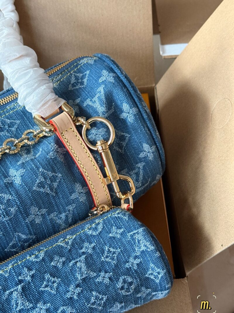 48b81fe4c2.jpg 290 boxes
Size: 27 * 13cm (large bag)
15 * 6.5cm (small bag)
24 Spring L Home Denim Denim New Collection
Rocket at the beginning of the New Year
My favorite of this classic remake is the one shoulder Barbican Dragon. Who wouldn't be tempted by it!!
V...