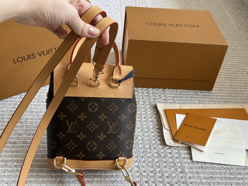 48c3671bd5.jpg 240 boxes
Copy size 22 17cm
L Home SOHO Old Flower Backpack
Single shoulder, crossbody, and double shoulders
Changing freely is very convenient!
Super versatile, can be carried anywhere!
Search for Lv bb backpack