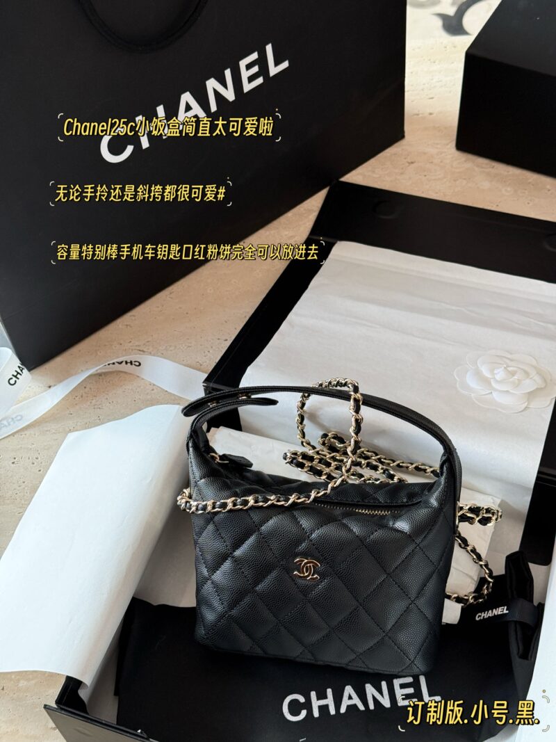 48ce28aaed.jpg 210 box
Size: 15 * 13cm (small)
Xiaoxiang's lunch box bag
A popular bag that catches the eye at a glance
Really cute
Can be sweet or salty
You can hold it by hand, shoulder and back. The chain length is just right
It also has strong compatibility#