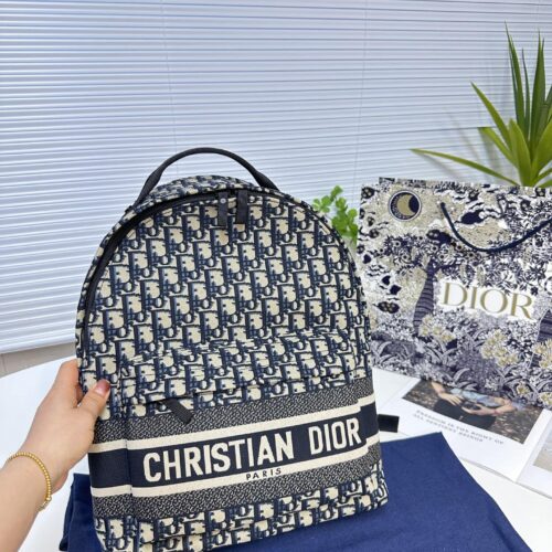 Dior letter canvas bag with cowhide, perfect for both men and women in spring and summer retro style. This bag hits the heart with just one glance, featuring a neutral blue herringbone embroidery and old flower waterproof technology fabric. Dior's co...